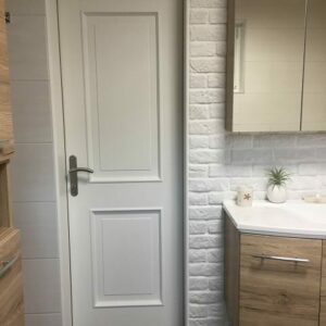 Aus braun mach weiß-Tür-Badezimmer-Interiordesign-AnniMori
