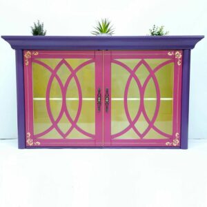 Anni's Art and Living-Vitrine-Hängevitrine-Orchidee-Violett-Pink-Möbel-Upcycling-Wien-Interiordesign-Barock-Artdeco-Designmöbel