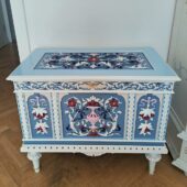 Anni's Art and Living-Ornament-Truhe-historische Möbel-modern-farbenfroh-Kommode-ausaltmachneu-Interiordesign-Upcycling-Anni Mori-Wien