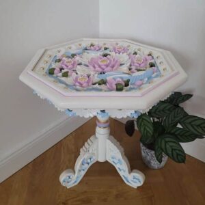 Anni Mori-Anni's Art and Living-historischer Beistelltisch-Ornamente-Möbel-Upcycling-Wien-Interiordesign-ausaltmachneu