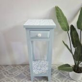 Anni's Art and Living_Blumentisch_Margerite_Beistelltisch_blau_Blumen_Tisch_Blumensäule_Upcycling_Interior_Wien