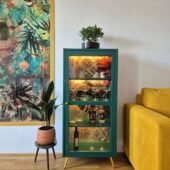 Anni's Art and Living_Vitrine_aus alt mach neu_Upcycling_Led Beleuchtung_Smaraggrün-Interiordesign_Wohninspiration_Upcycing_Wien_Anni Mori